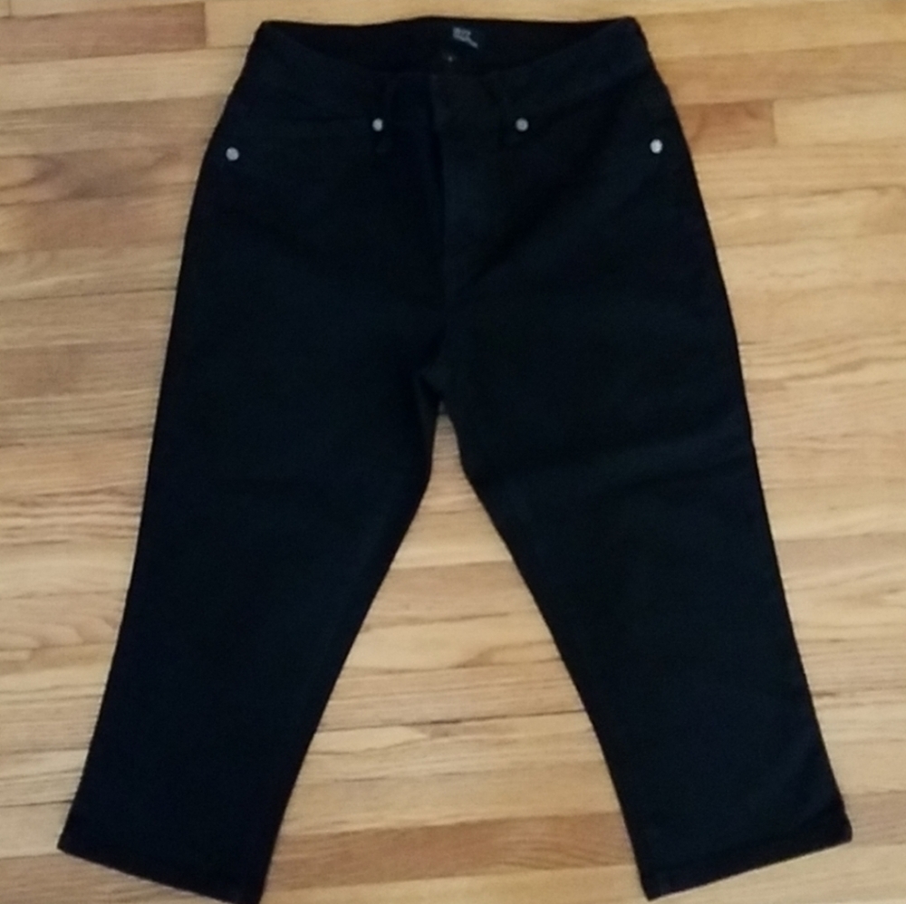 1822 Denim Black Capris